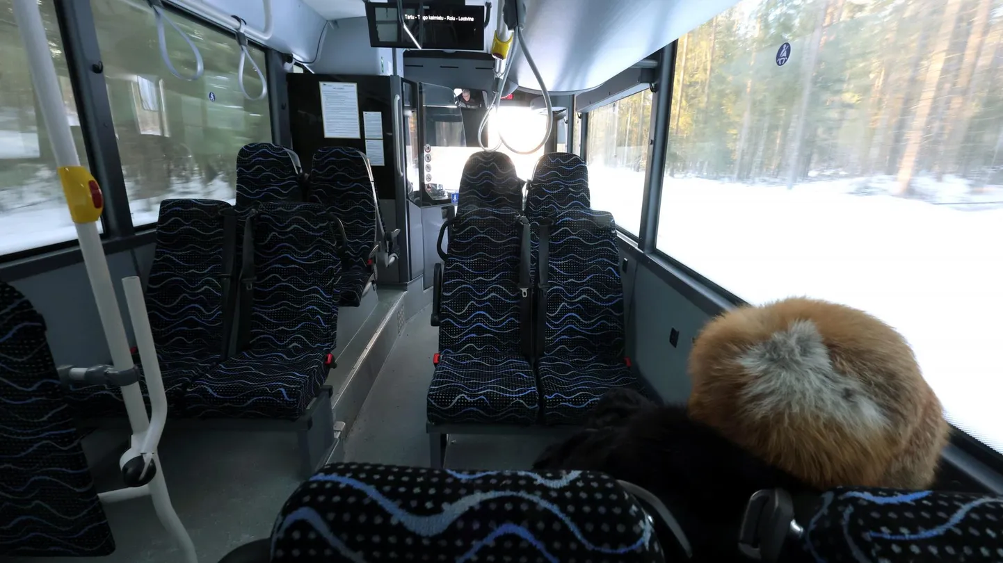 Tuigo kalmistule sõitnud Esta vaatas terve bussireisi aknast välja ja telefoni ei näppinud.