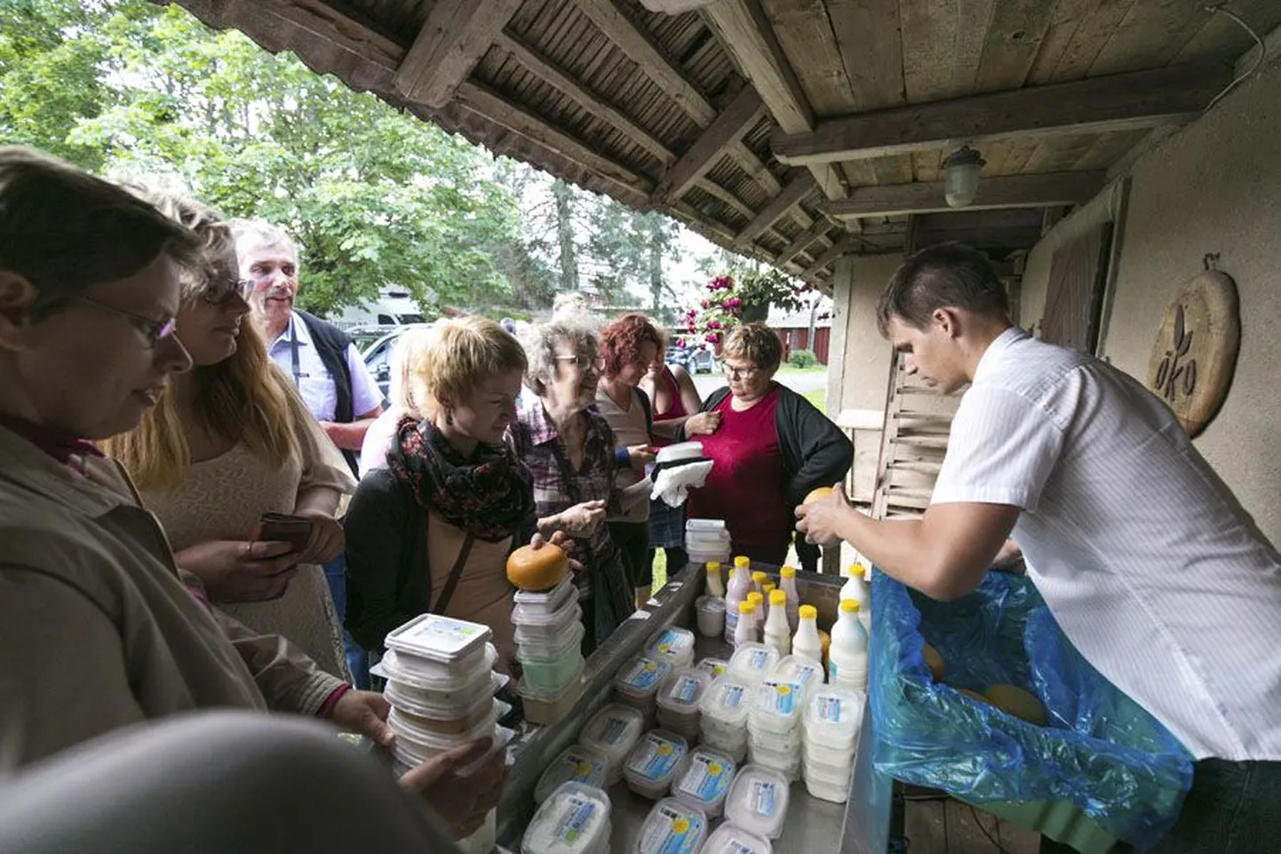 Pajumäe talus käis pühapäeval ligi 500 inimest. Leti taga kaupa müünud peremehe Viljar Veidenbergi sõnul oli menu nii suur, et õhtuks said talutooted otsa. Tühjade kätega ei pidanud keegi siiski lahkuma, viimastele jäi juust, mida keldrist ohtrasti juurde toodi.