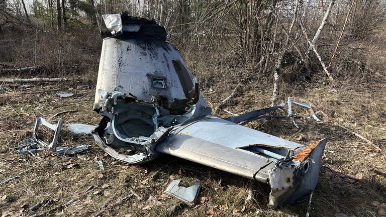 Обломки сбитого российского вертолета, которые до сих пор лежат возле Гостомельского аэродрома