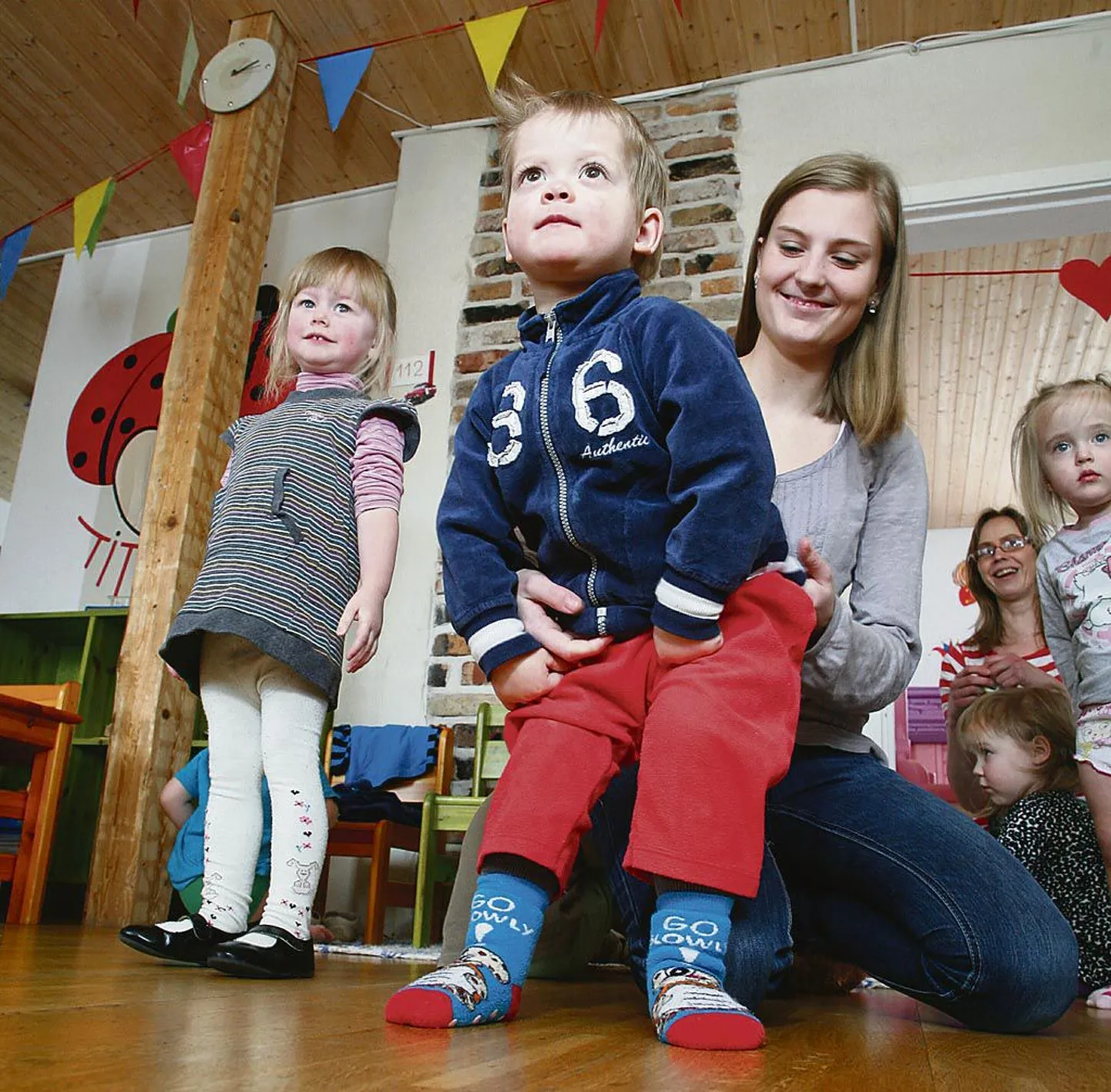 Pärnus Titutriinu lastehoius on “Hakkaja” projekti kaudu praktikal Marjuka Aas, keda juhendab Merike Angerjärv (paremal).