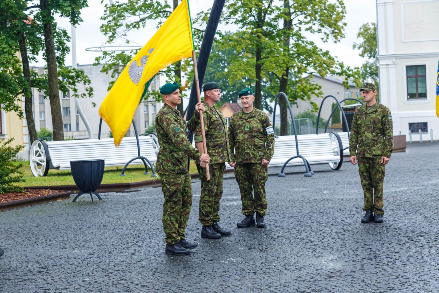 Maleva lipu tseremoniaalse ülevõtmisega astus esmaspäeva õhtul ametisse Kaitseliidu Võrumaa maleva uus pealik major Vaido Siska.