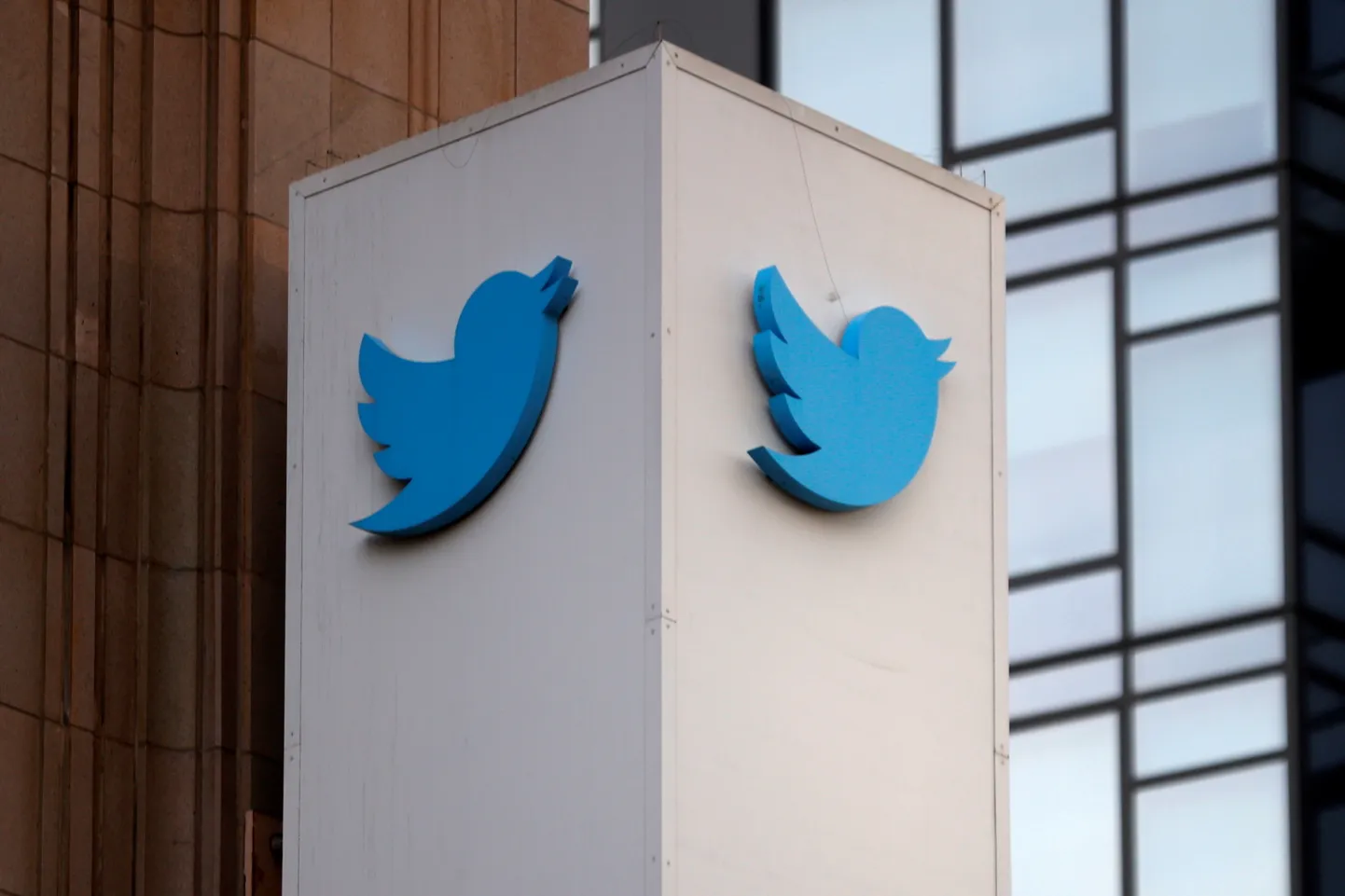 Twitteri logo firma peakorteri juures San Franciscos.