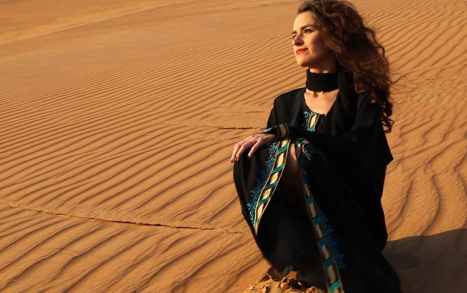 Lauljatar Triin Lellep Abu Dhabi lähedal kõrbes muusikavideo võtetel.