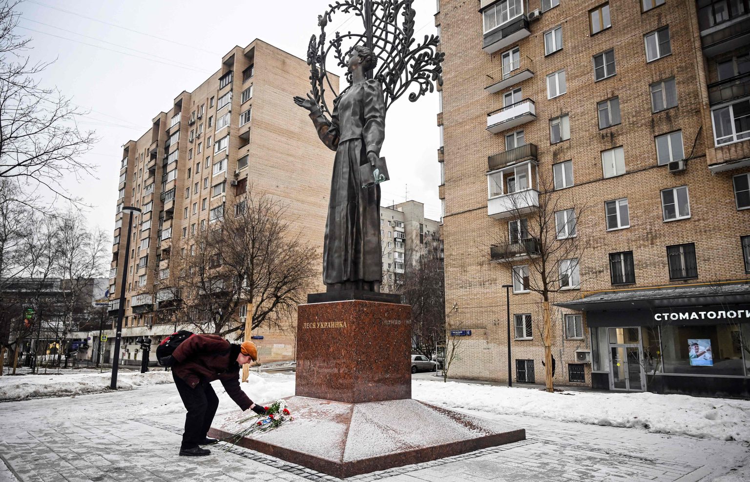 Mees asetamas lilli Ukraina luuletaja Lesja Ukrajinka kuju juurde Moskvas.