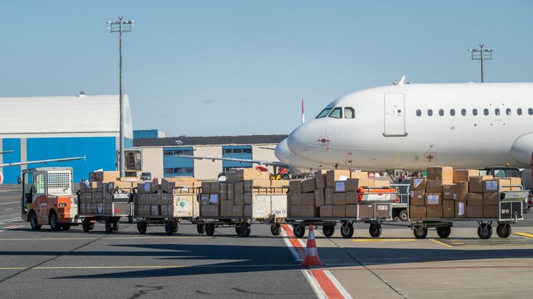 Semetroni-Magnumi isikukaitsevahendite saadetis jõudis Tallinna lennujaama