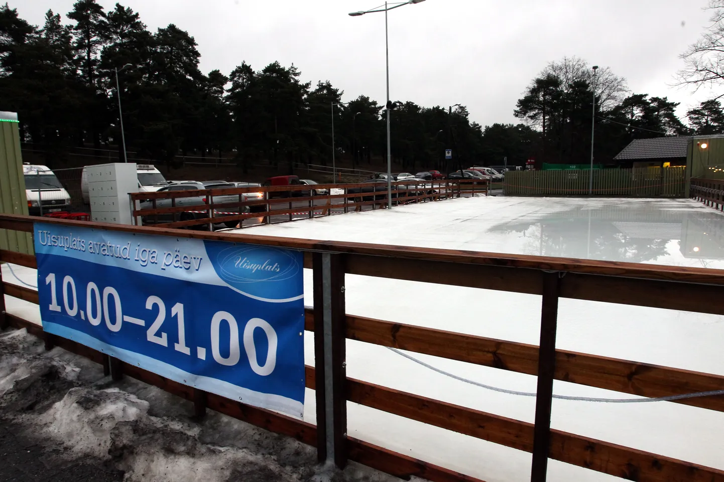 Nõmme turu uisuplats on poolenisti vee all.