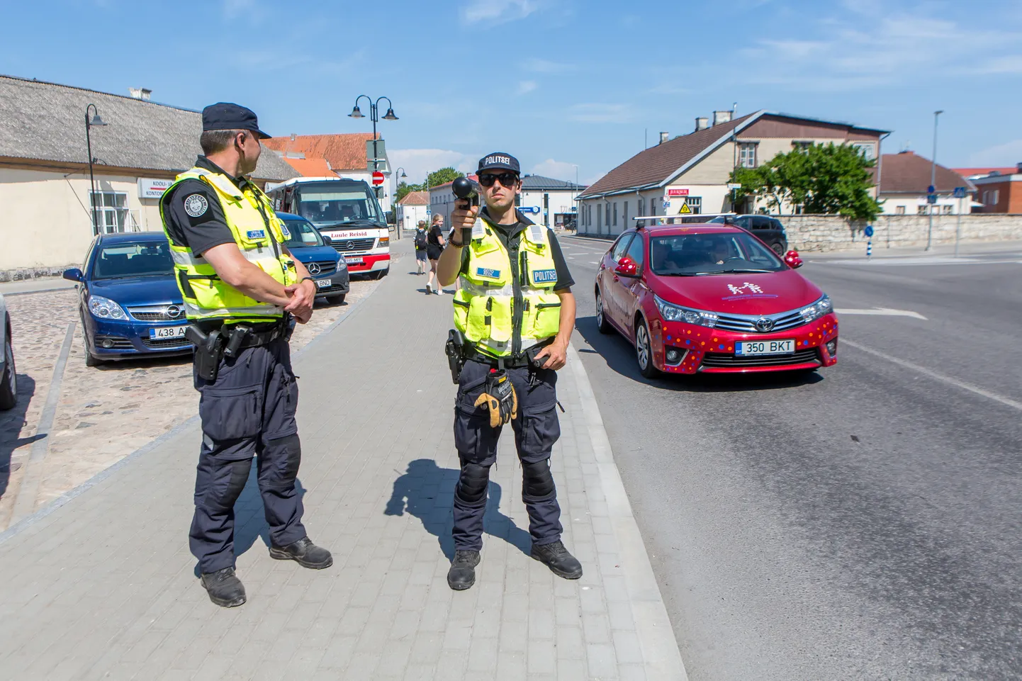 KIIRUSE MÕÕTMISEL selgus, et enamik autojuhte sõidab nii kesklinna poole kui ka sealt lahkudes kiirusevahemikus 35–40 km tunnis. Fotol PPA ametnikud Urmas Vilukas ja Geito Reek.