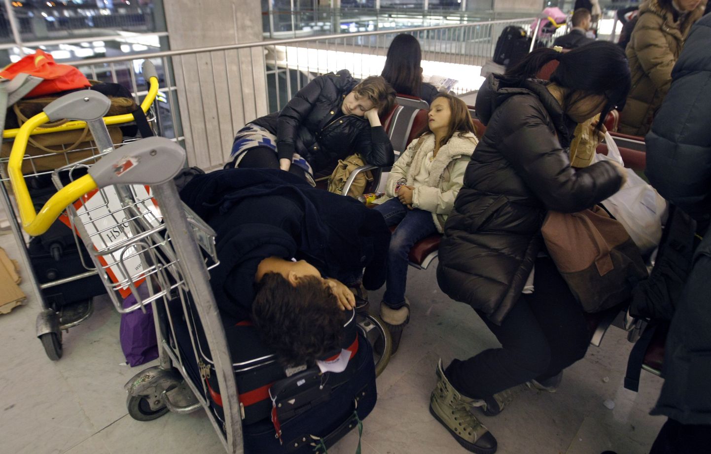 Paljud reisijad peavad ka homse jõulupüha lennujaamas veetma. Lumetorm ja pakane on rikkunud paljude inimeste jõuluplaanid Prantsusmaal, Saksamaal ja Belgias.