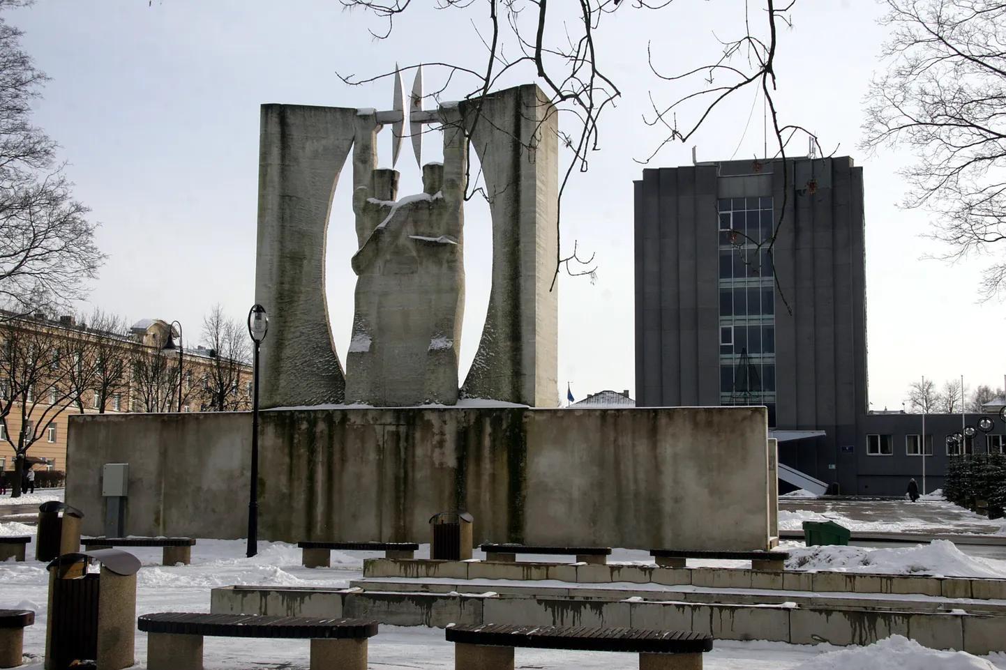 Kohtla-Järve poliitilise võitluse peaareen - hall maja, millele vaatavad otsa monumendi "Au tööle" kaks kaevurit.