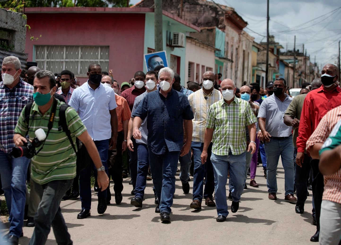 Kuuba president Miguel Diaz-Canel kõndimas San Antonio de los Banose tänavatel.