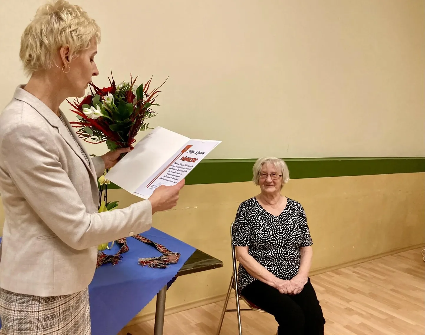 Vallavolikogu esimees Aino Viinapuu luges tantsujuhile ette vallavanema tänukirja.