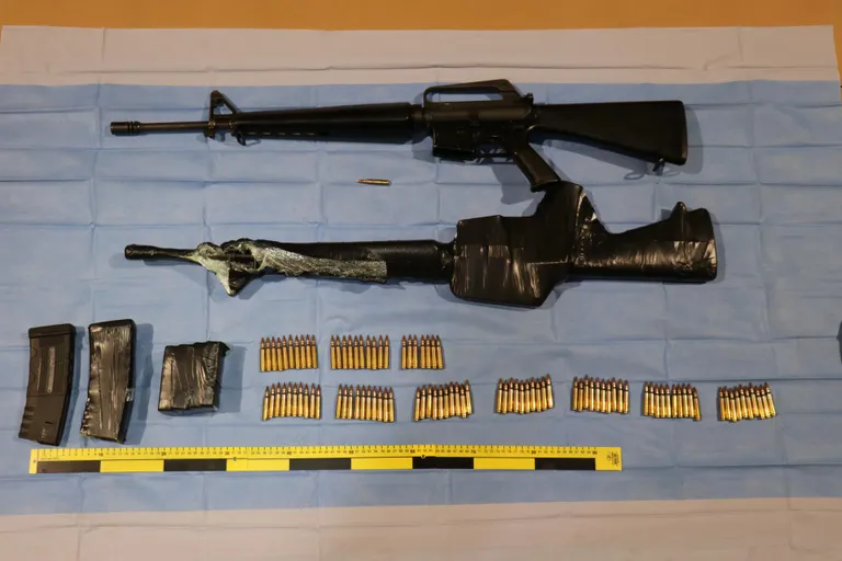 Maksu- ja tolliameti ametnikud leidsid valgest kaubikust treilersõidukil kaks automaattulirelva, 178 laskekõlbulikku padrunit ja umbes 100 kilo pulbrilist ainet.