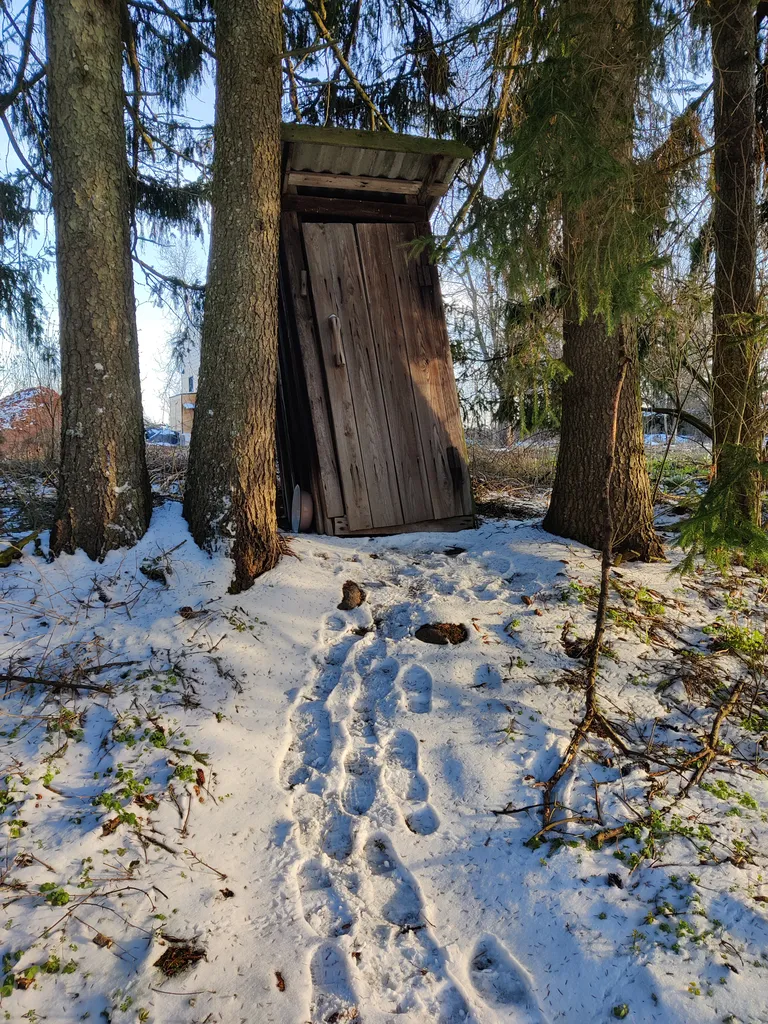 Lähtekoht ei peagi olema glamuurne. Talvine kuivkäimla uue kodu loomise alguses.
