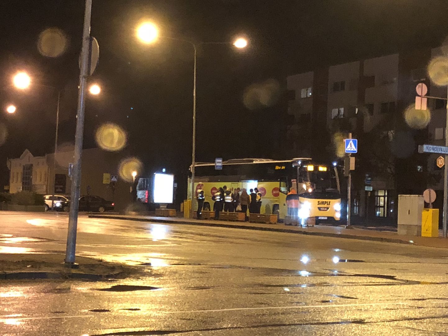 Politseinikud kontrollivad Rakvere bussijaamas kahtlaseid reisijaid.