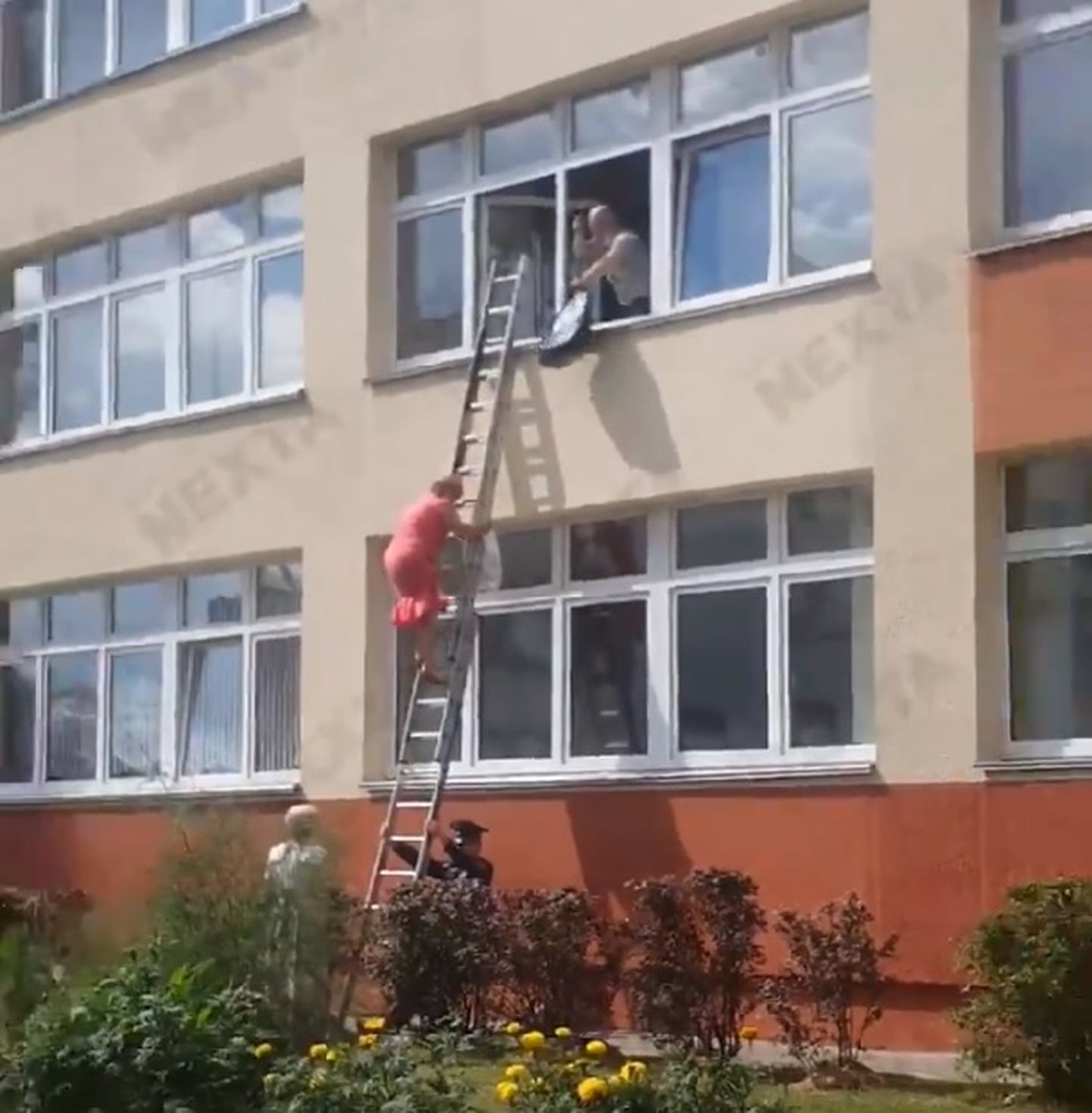 Valgevene valimiskomisjoni liige lahkus jaoskonnast akna kaudu, kilekott käes.