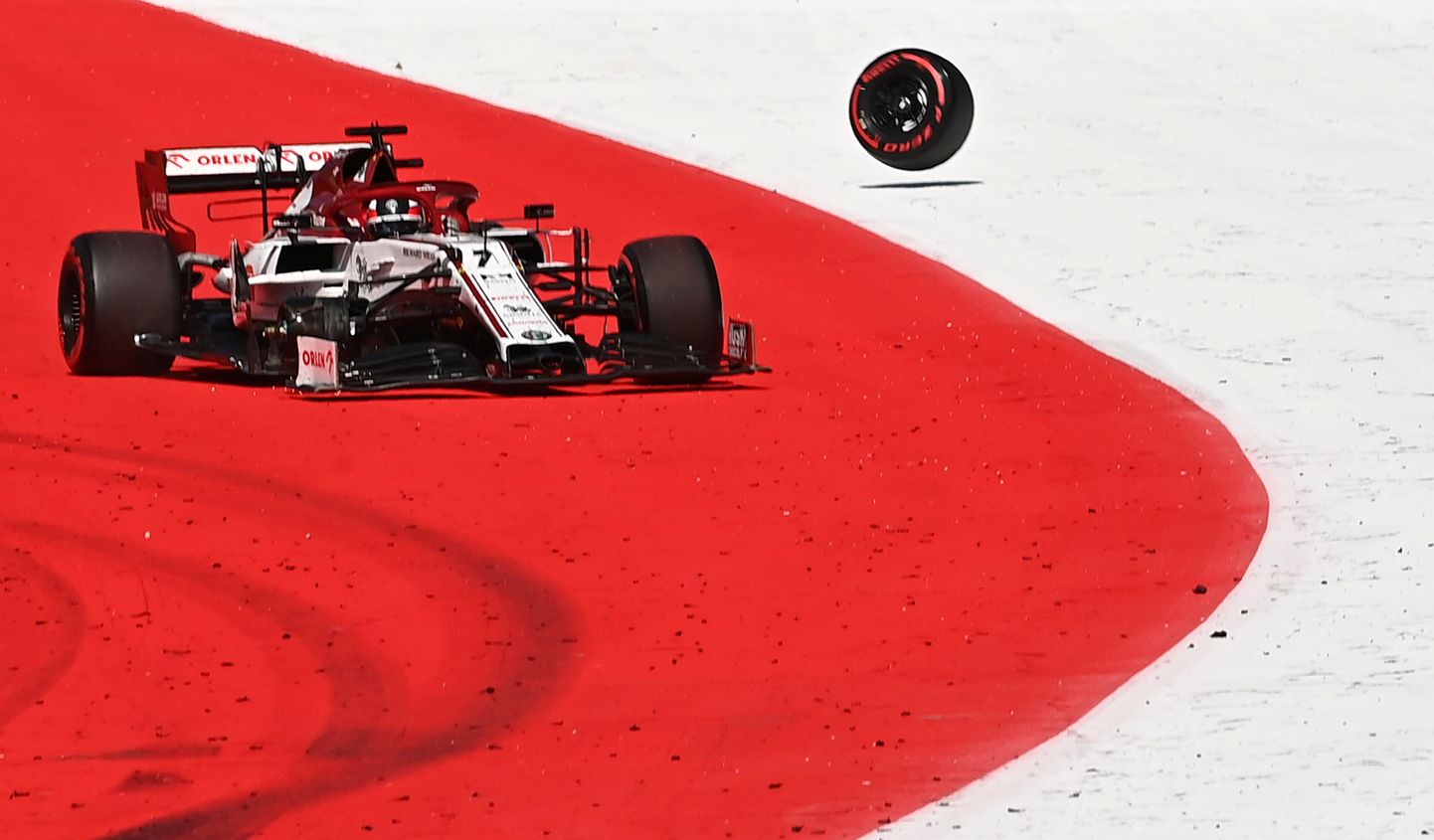 Kimi Räikköneni vormelilt lendas hooaja avaetapil ratas küljest.