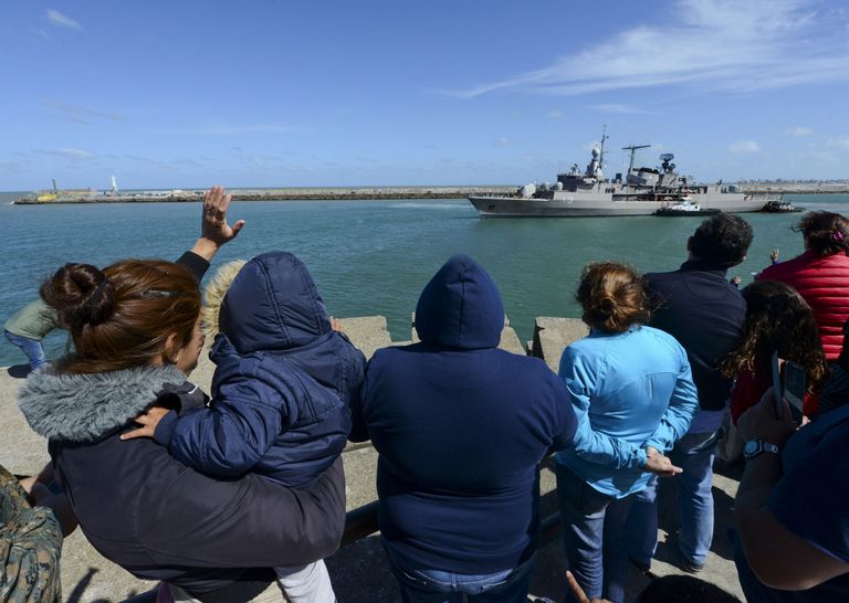 Inimesed lehvitamas allveelaeva otsingutele suunduvale Argentina hävitajale Sarandi. 