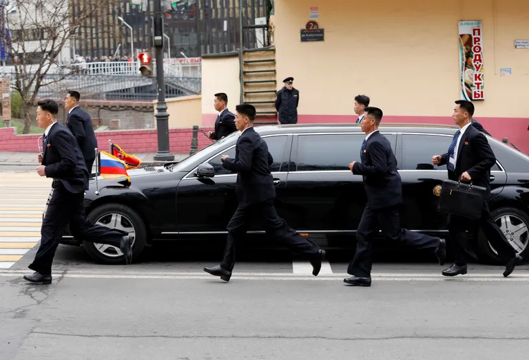 Kim Jong-un ja tema kuulsad jooksvad ihukaitsjad Vladivostokis