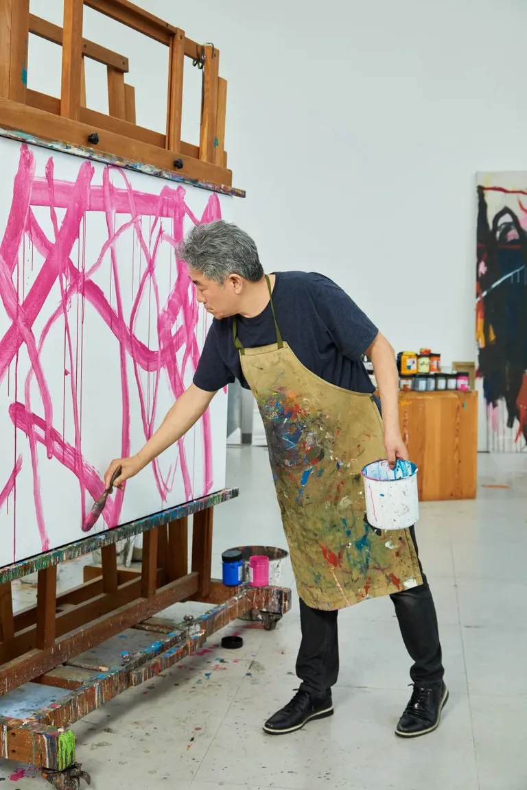 Ķīniešu abstrakcionists Taņ Pins savā studijā. 