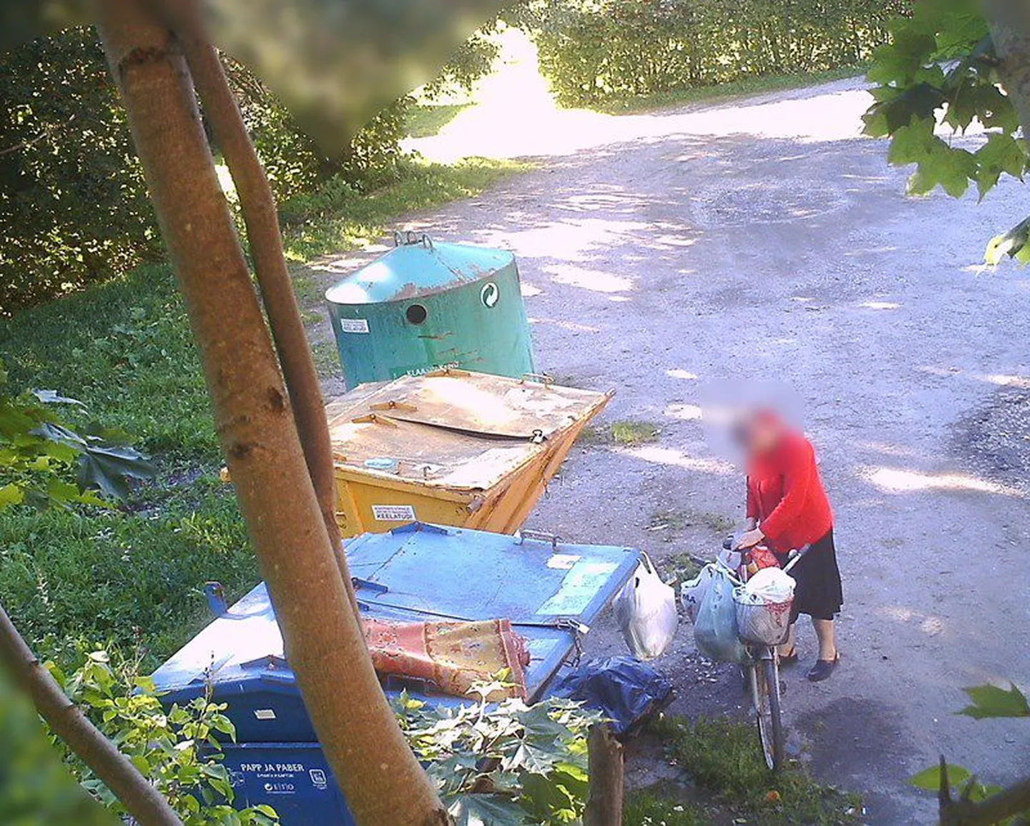 Olmeprügi on ka selle proua prügikottides.