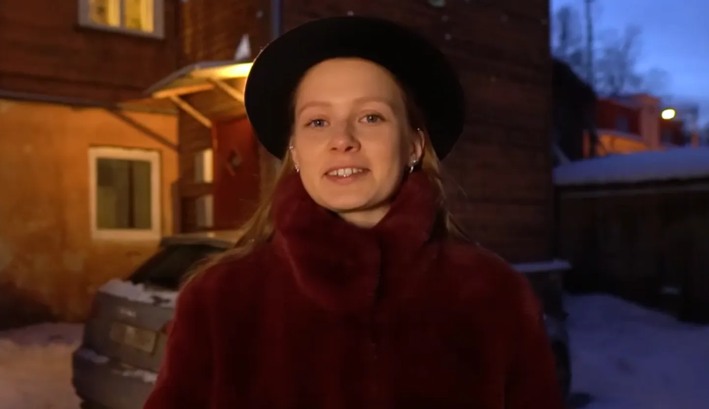 Karin Allik teenis Tartu kultuurikandja tiitli teatrikriitika eest. Tseremoonia toimus tema kodu juures Tähtvere tänavas.