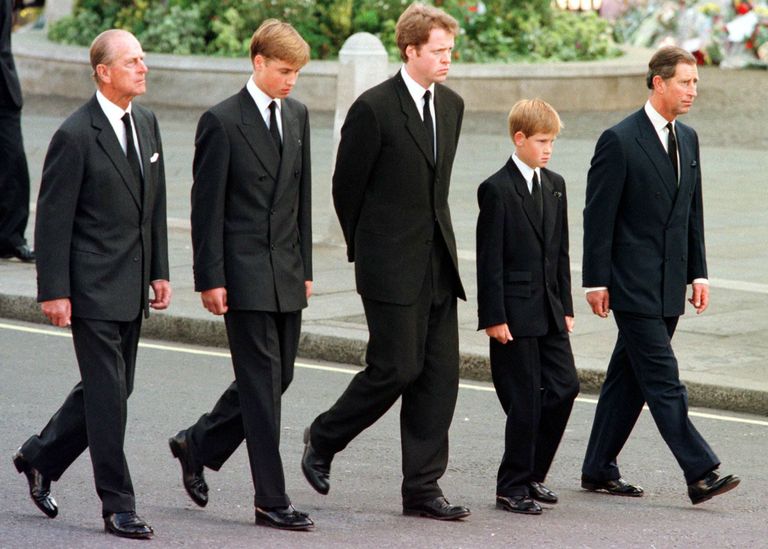 6. september 1997. Vasakult: prints Philip, prints William, Charles Spencer, prints Harry ja prints Harry, printsess Diana matustel.