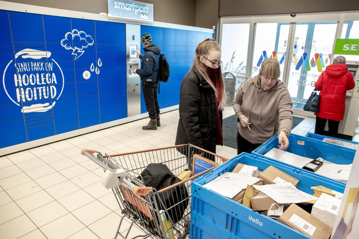 Pakkide sujuvaks liikumiseks kasutab Itella lisatööjõudu nii terminalis sortimisel kui pakiautomaatide juures päkapikkudena.
