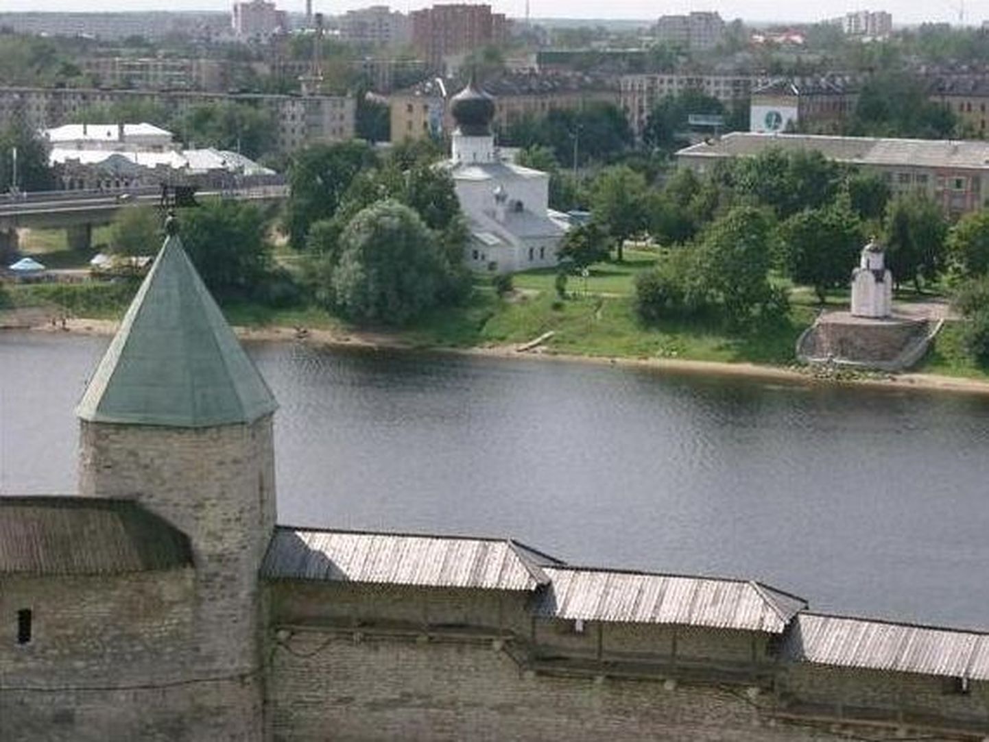 Вид на реку Великую и Псков из псковского Кремля.