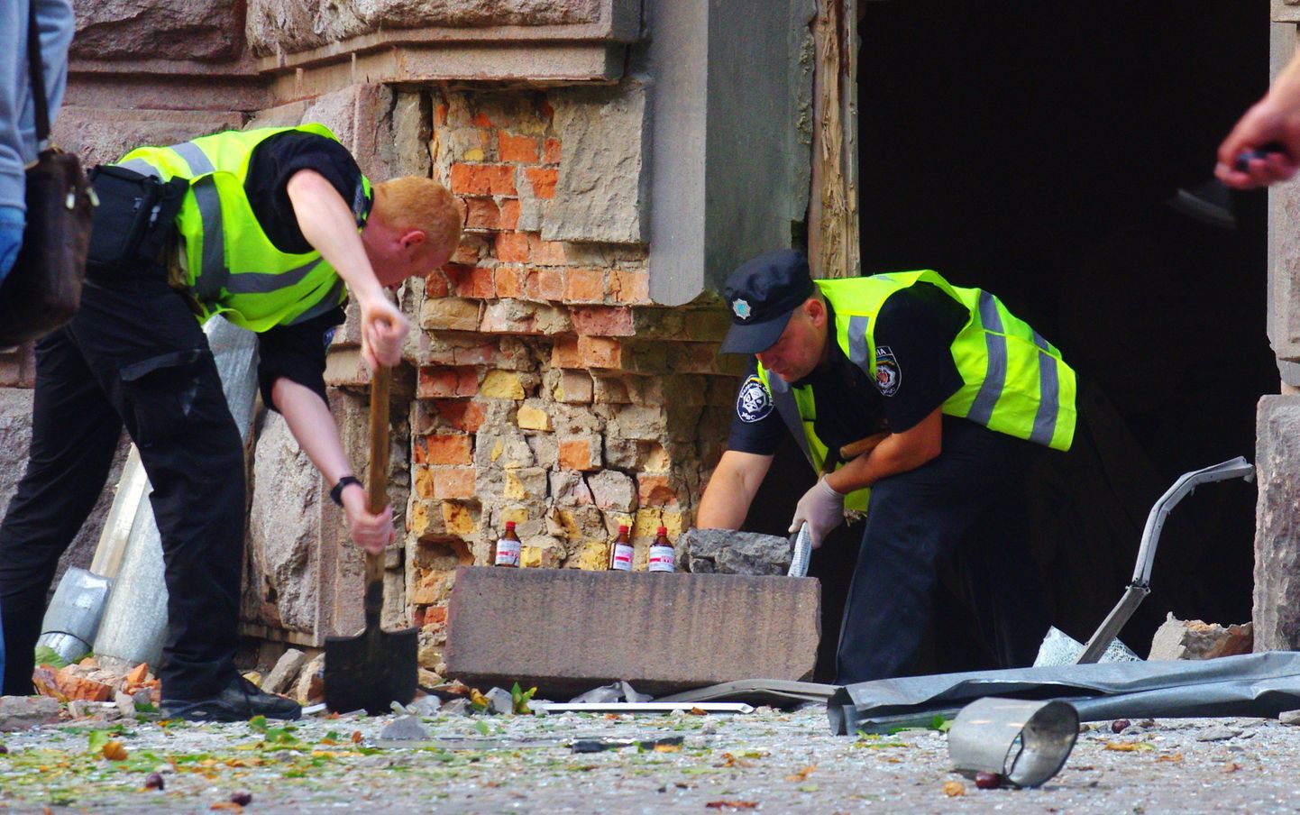 Politseinikud kogumas tõendeid Odessa SBU hoone juures toimunud plahvatuse kohta.