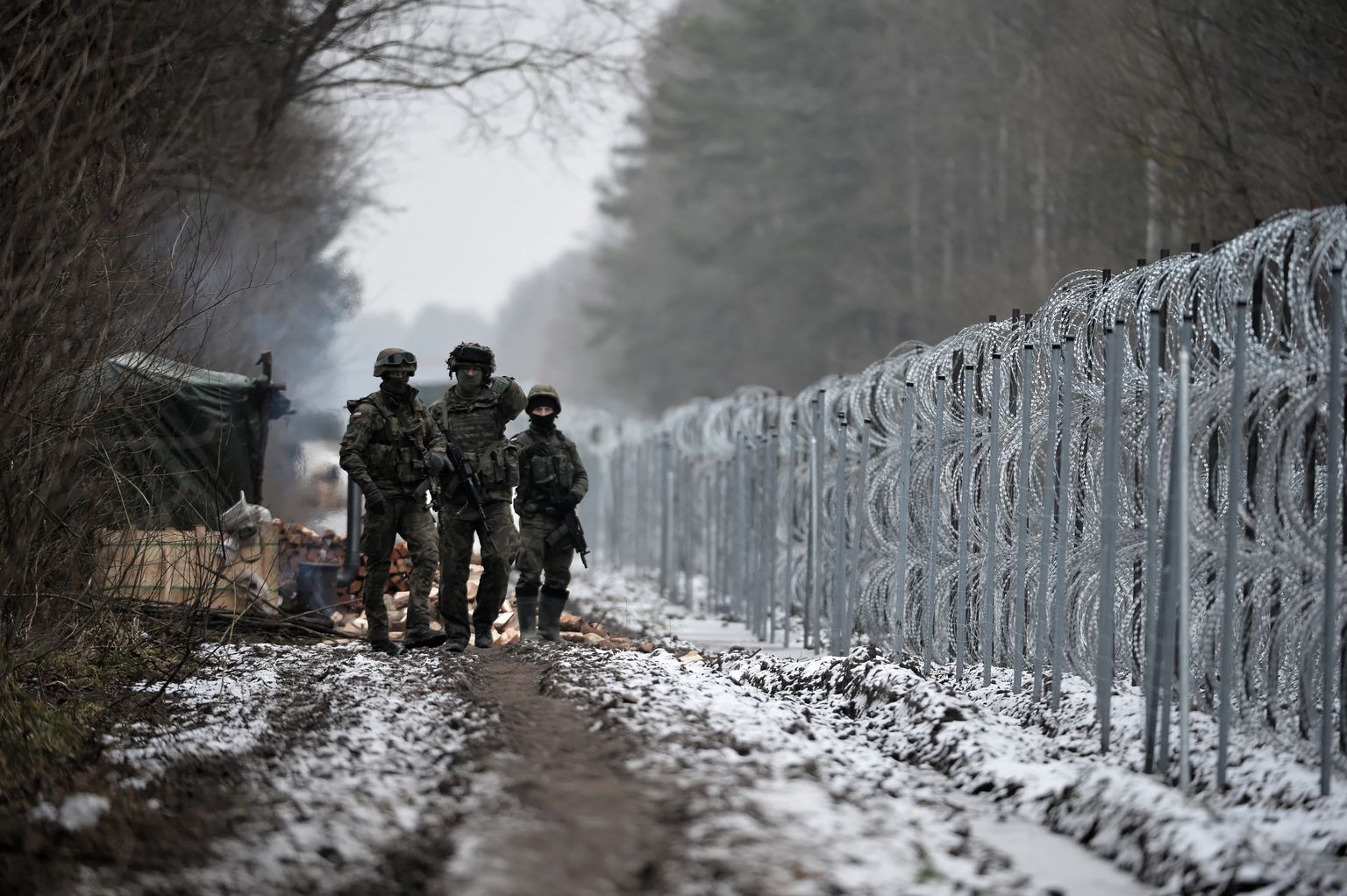 Poola sõjaväelased patrullimas Poola-Valgevene piiril.