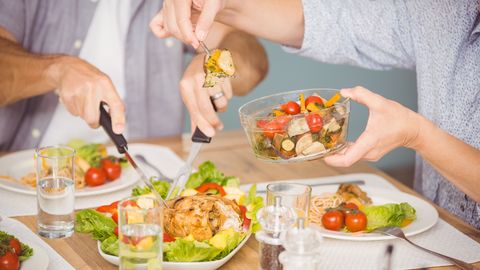 Vee joomine muude jookide asemel aitab päevas vähem tühja energiat tarbida. Vee joomine muude jookide asemel aitab päevas vähem tühja energiat tarbida.