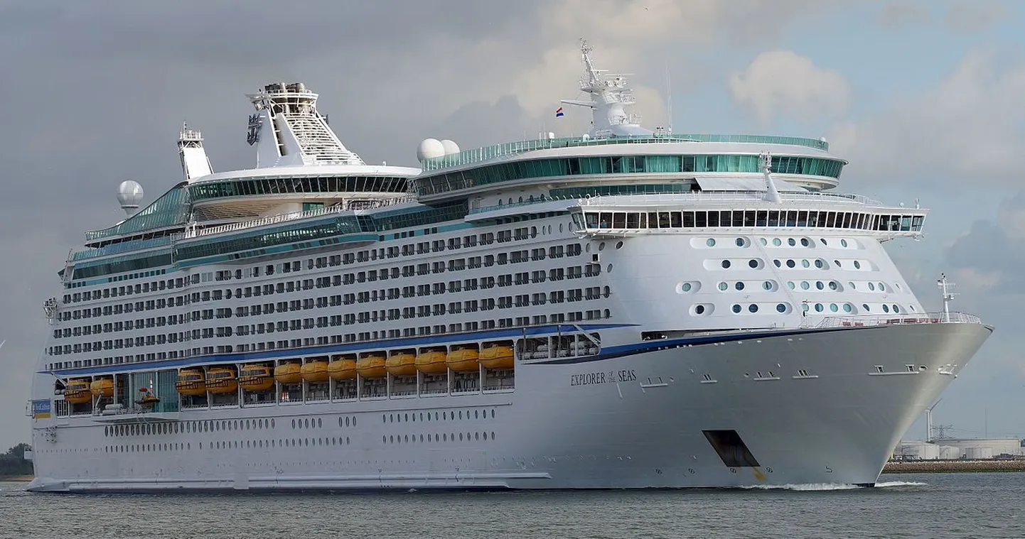 Explorer of the Seas 2015. aastal rahulikes vetes.