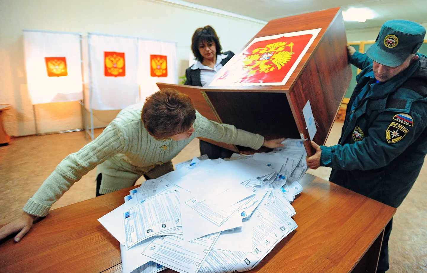Valimisjaoskonna töötajad Ivanovos avamas riigiduuma valimistel kasutatud hääletuskasti.