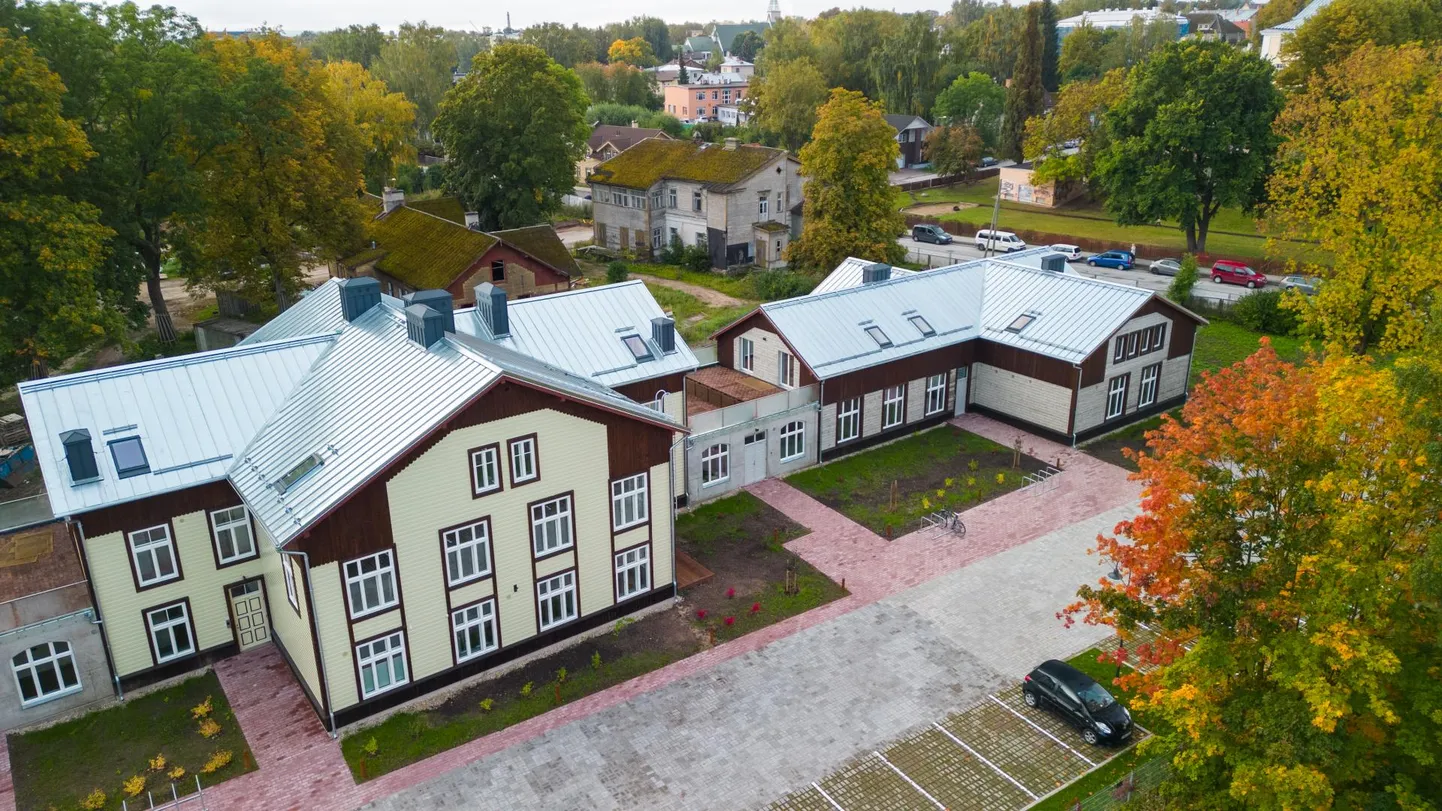 Droonikaader Lina tänaval valminud kortermajast. Hoone koosneb mitmest eraldiseisvast plokist.