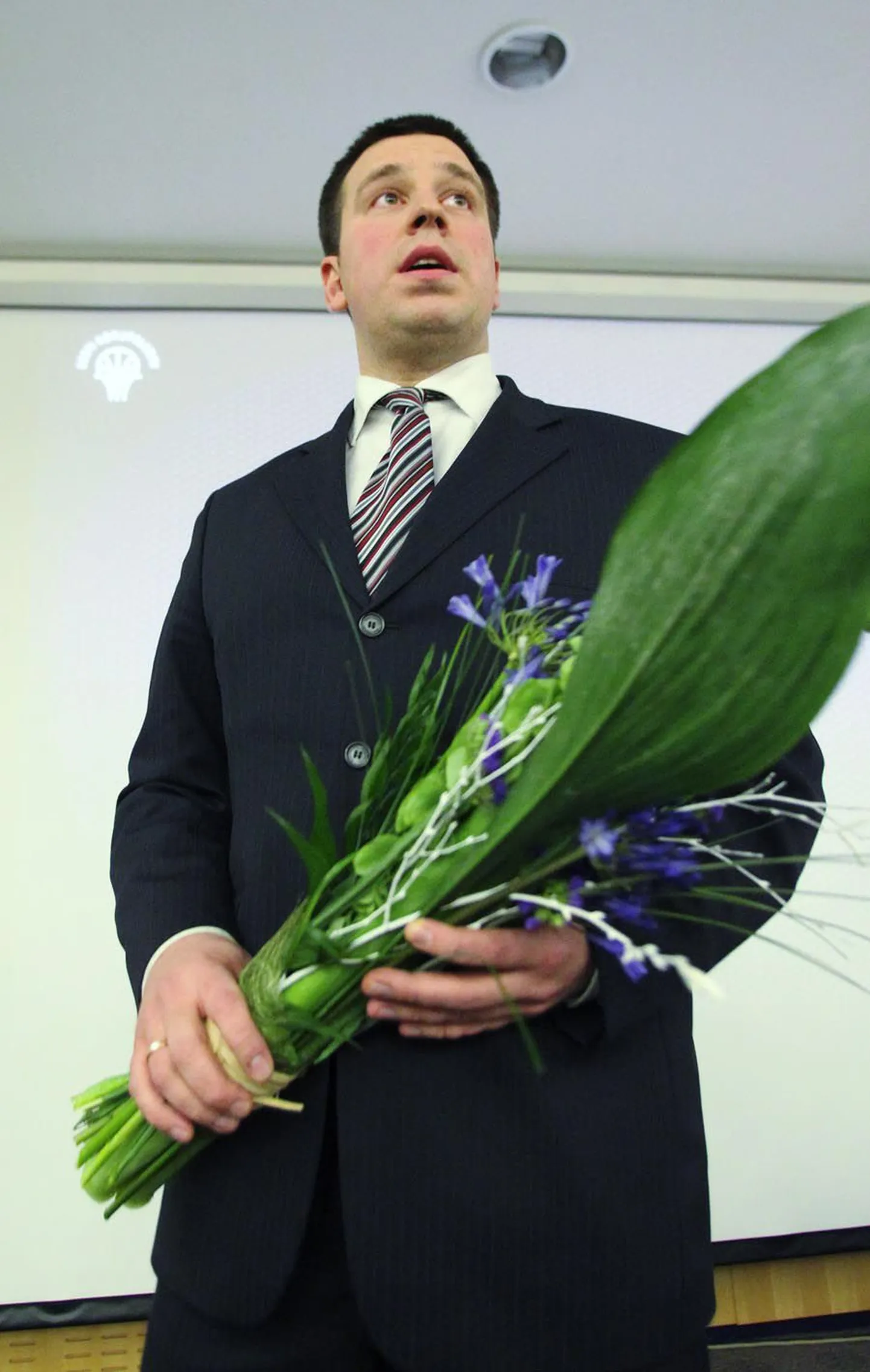 Selge häälteenamusega korvpalliliidu presidendiks valitud Jüri Ratas võttis vastu õnnitlusi.