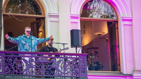 GALERII ⟩ Nublu tõmbas Tallinna linnavolikogu rõdul käima korraliku peo