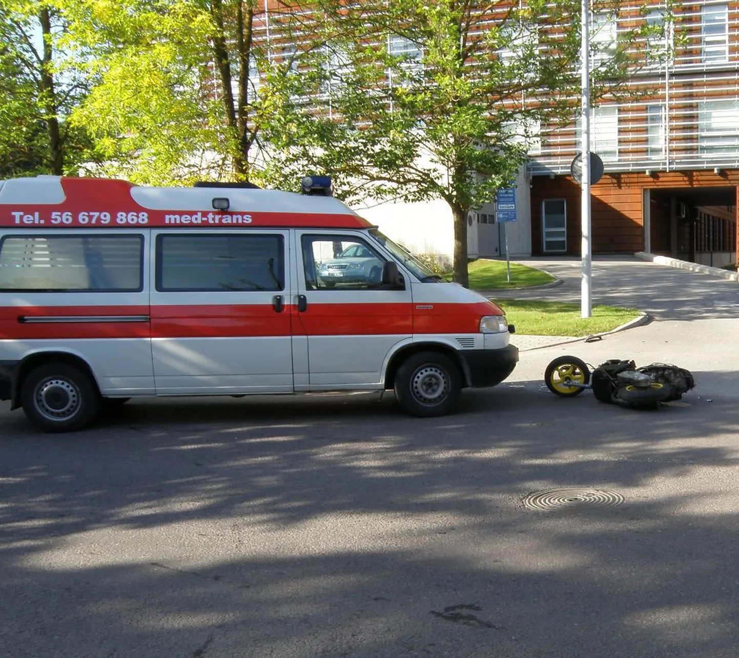 У здания больницы столкнулись машина скорой помощи и мотороллер