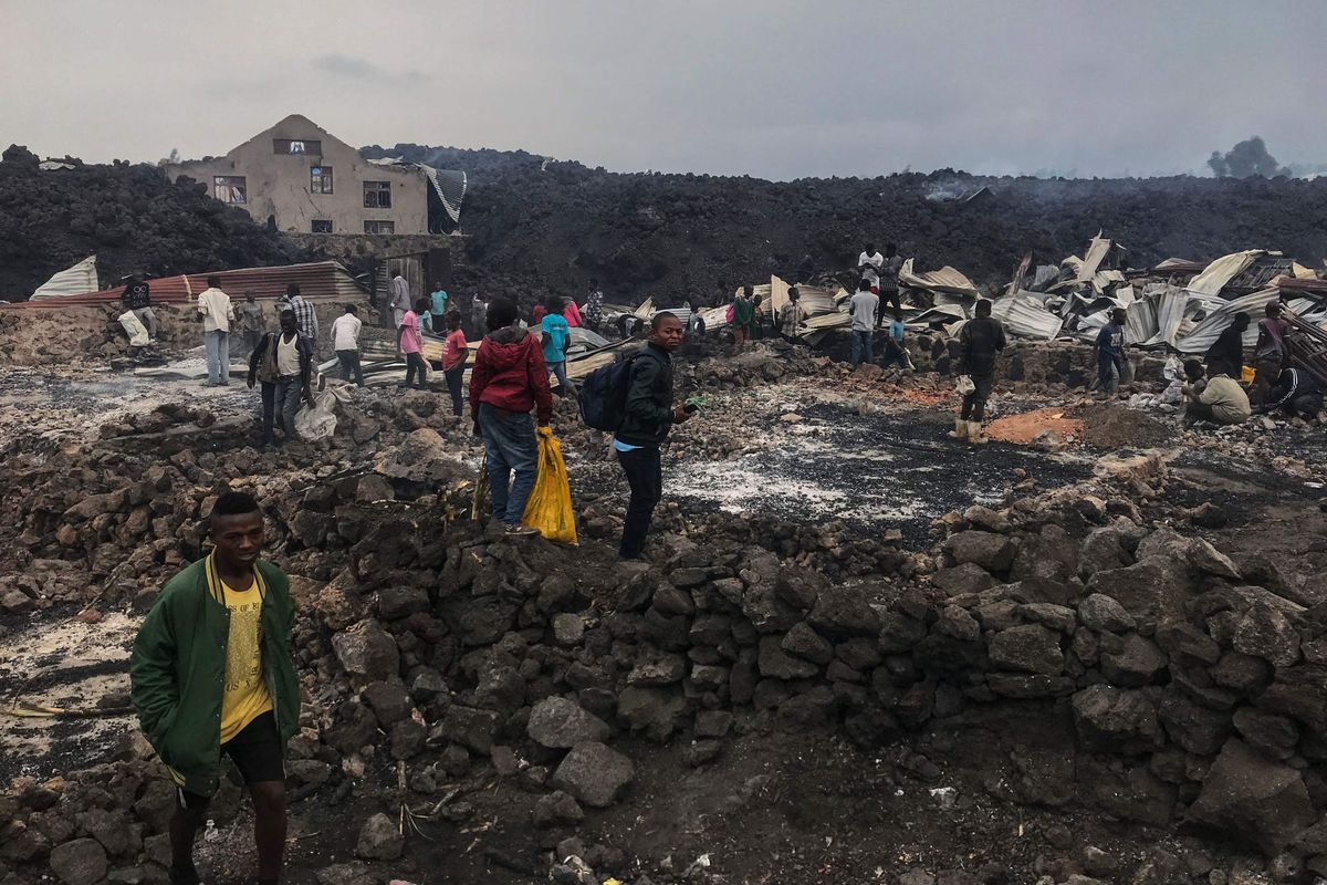 Kohalikud elanikud oma Nyiragongo vulkaani purskes hävinud kodude juures Goma linna lähistel Kongo DVs.