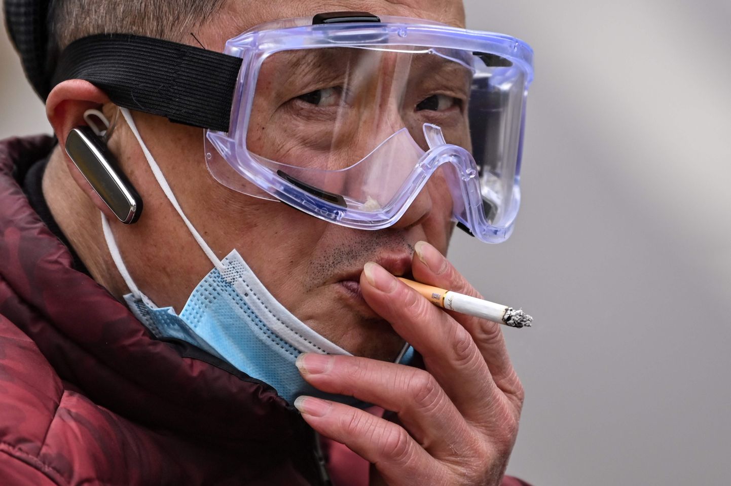 10. aprill 2020, Wuhan. Hiina mees koroonaviiruse kiuste suitsetamas.