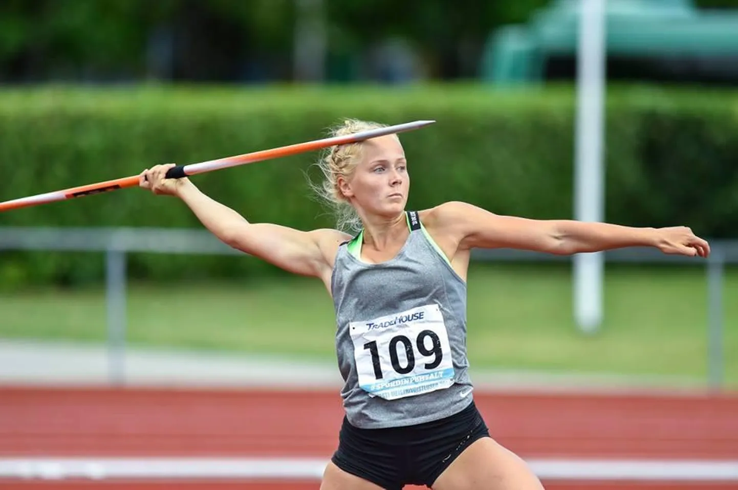 Gedly Tugi uuendas Eesti noorte meistrivõistlustel oma isiklikku odaviske rekordit ligemale kahe meetriga ning teenis tulemusega 53.05 riigi alla 18-aastaste meistri tiitli. Lisaks tuli talle hõbe kuulitõukes ja kettaheites.