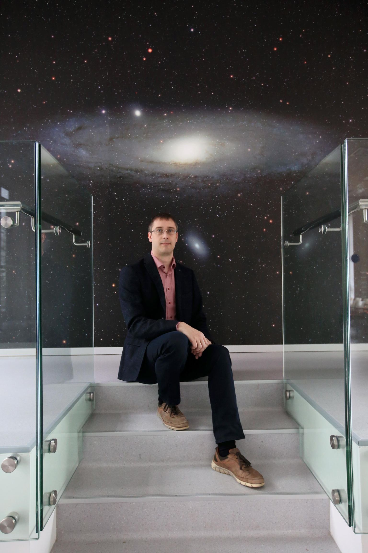 Tartu observatooriumi Eesti kosmosekeskuse vanemteadur Elmo Tempeli selja taga on Linnutee naabergalaktika Andromeeda. 