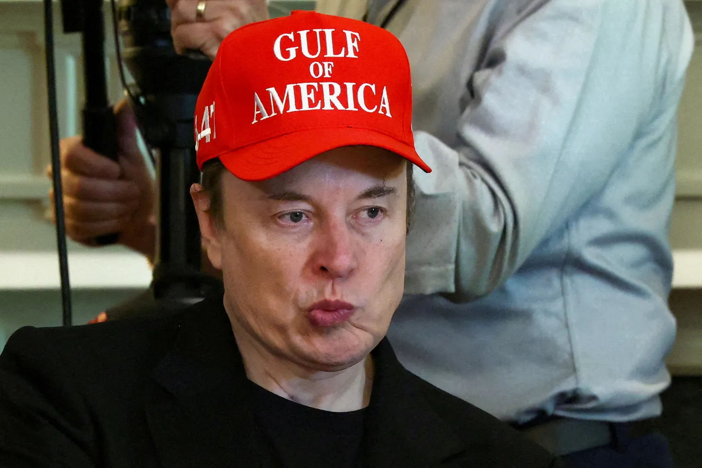 Elon Musk, kes kannab mütsi tekstiga «Ameerika laht» 30. aprillil 2025 Washingtonis Valges Majas.