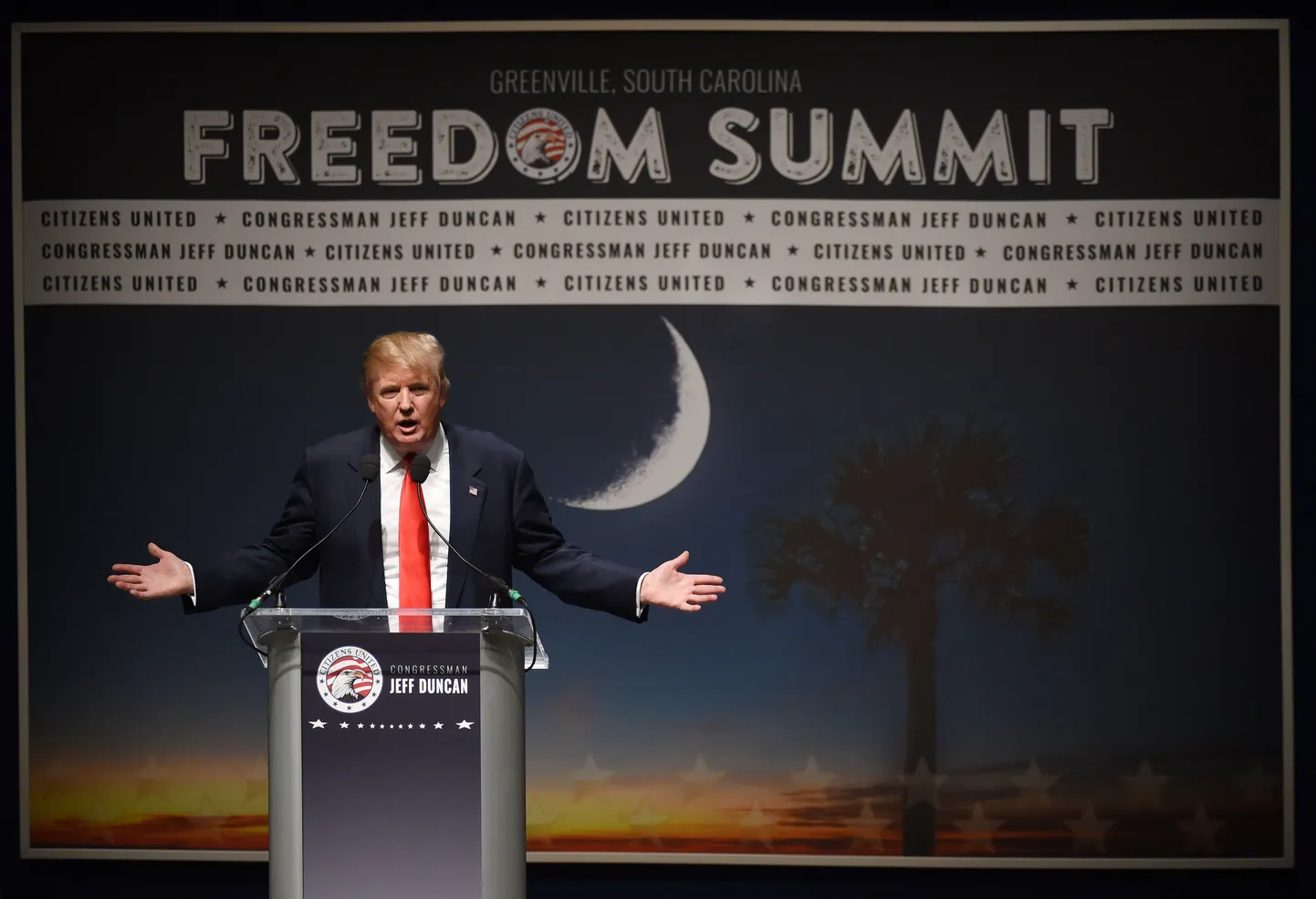 Donald Trump 9. mail kõnet pidamas.