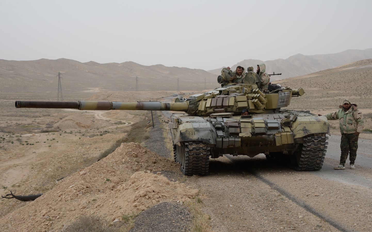 Süüria sõdurid T-72 tankiga.