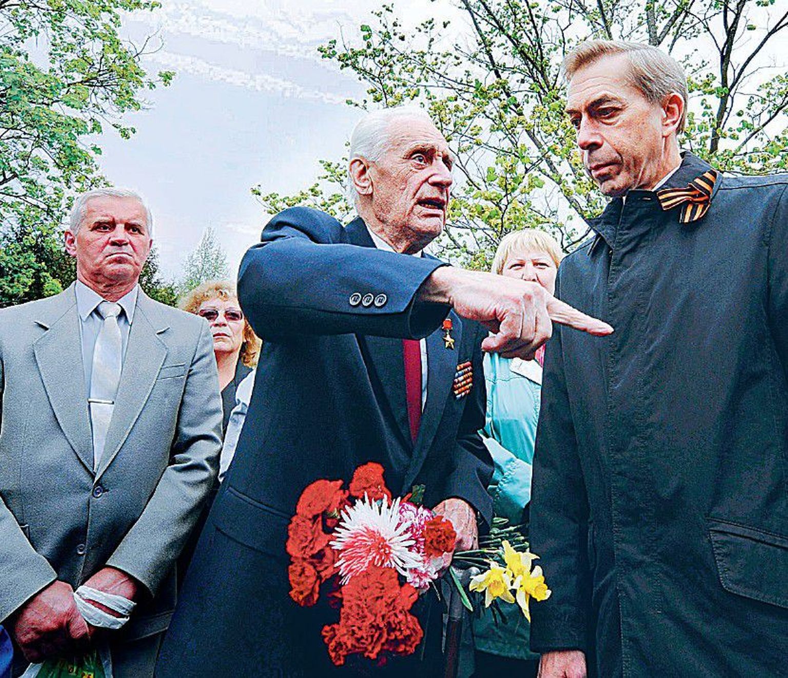 Arnold Meri (keskel) jutleb Venemaa suursaadiku Nikolai Uspenskiga (paremal).