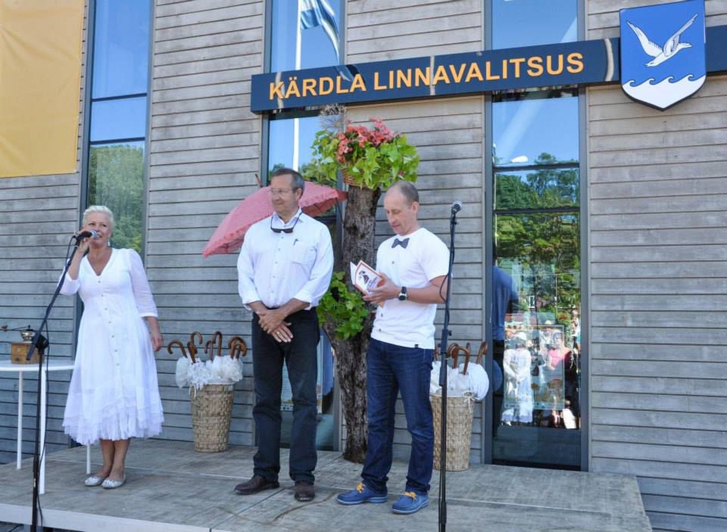 Президент Эстонии Тоомас Хендрик Ильвес с женой Эвелин Ильвес в Кярдла.