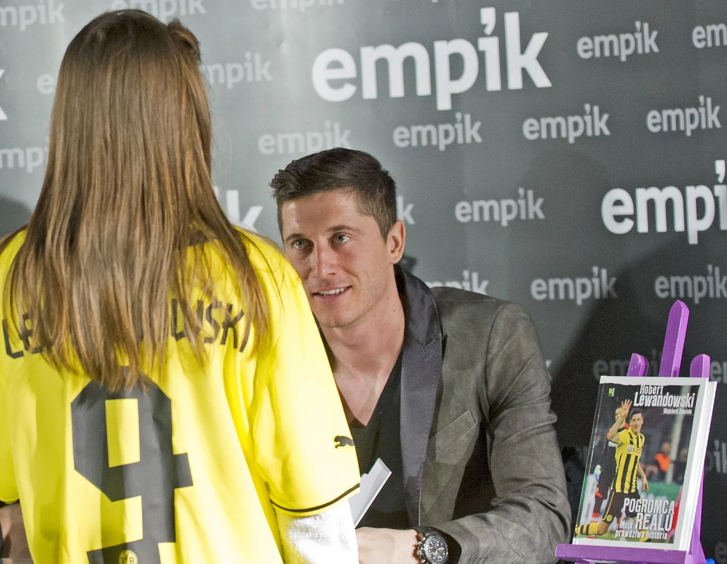 Dortmundi Borussia fänn Robert Lewandowski käest autogrammi küsimas.