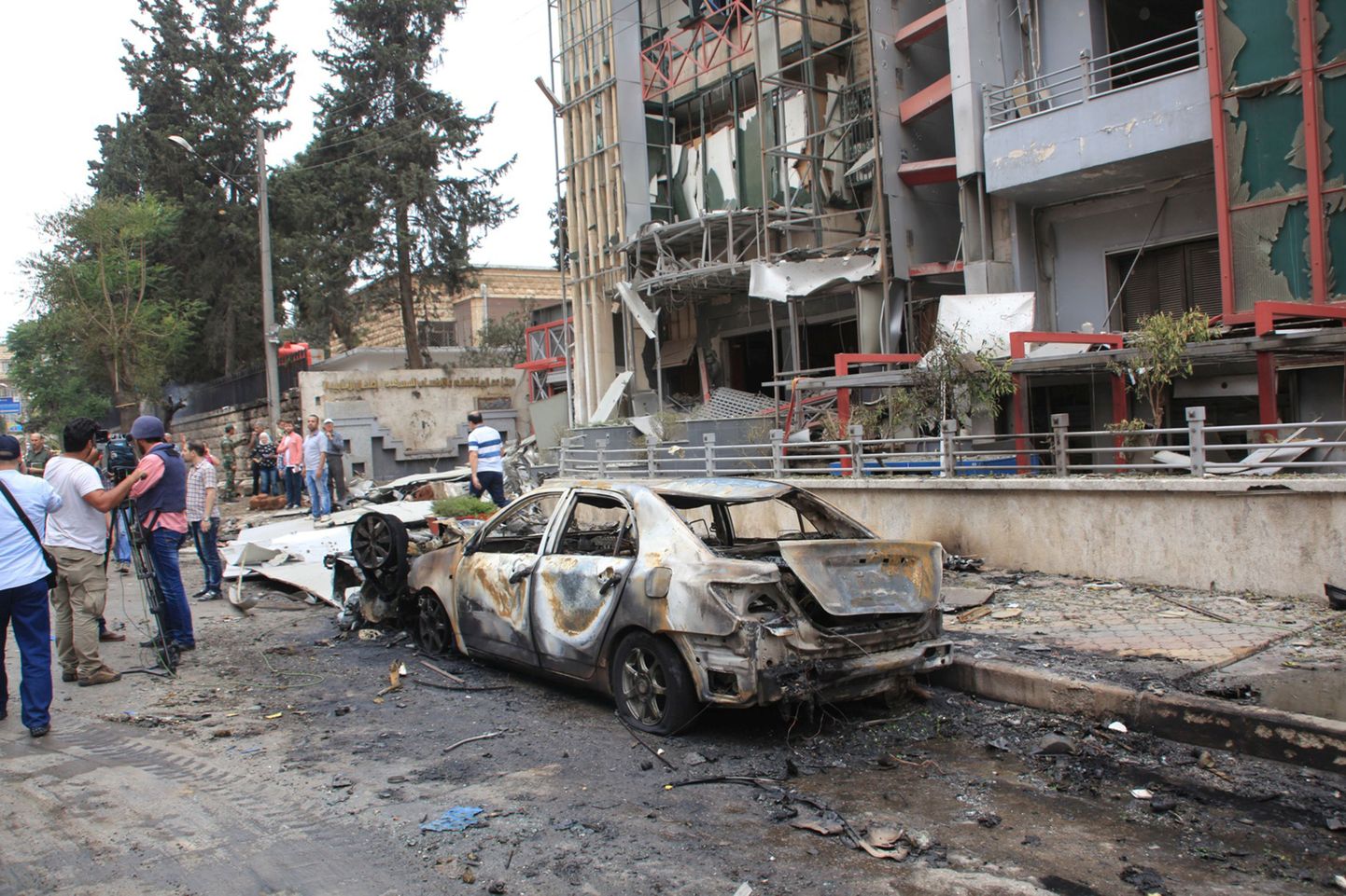 Ajakirjanikud ja kohalikud Aleppos järjekordse rünnaku järel tänavu maikuus.