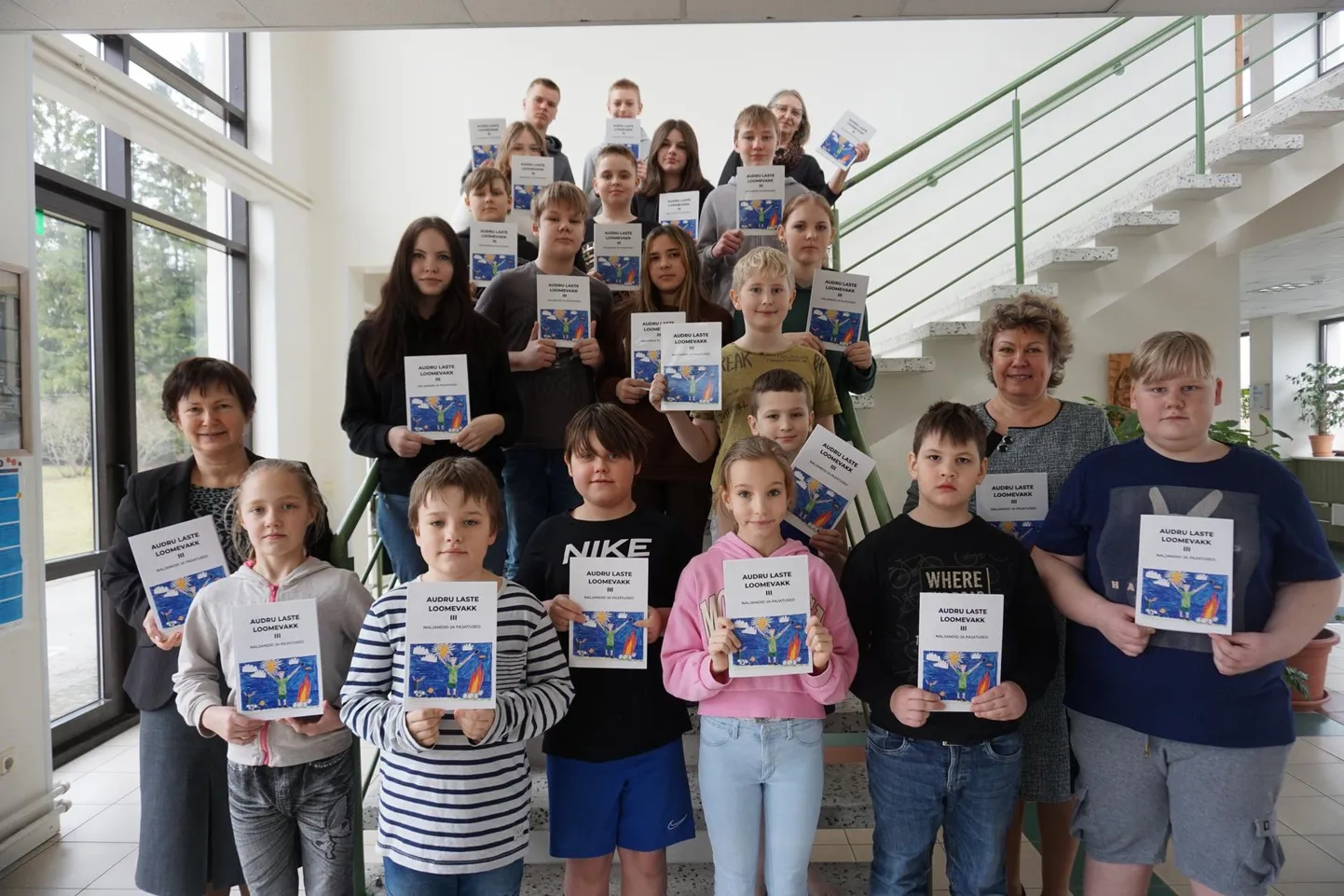 Valmis kolmas osa raamatute sarjast “Audru laste loomevakk”. Pildil tublid raamatu kaasautorid Jõõpre koolist.