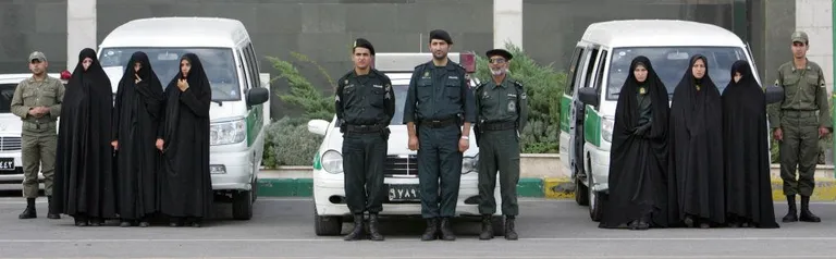 Полиция нравов перед выездом на патрулирование